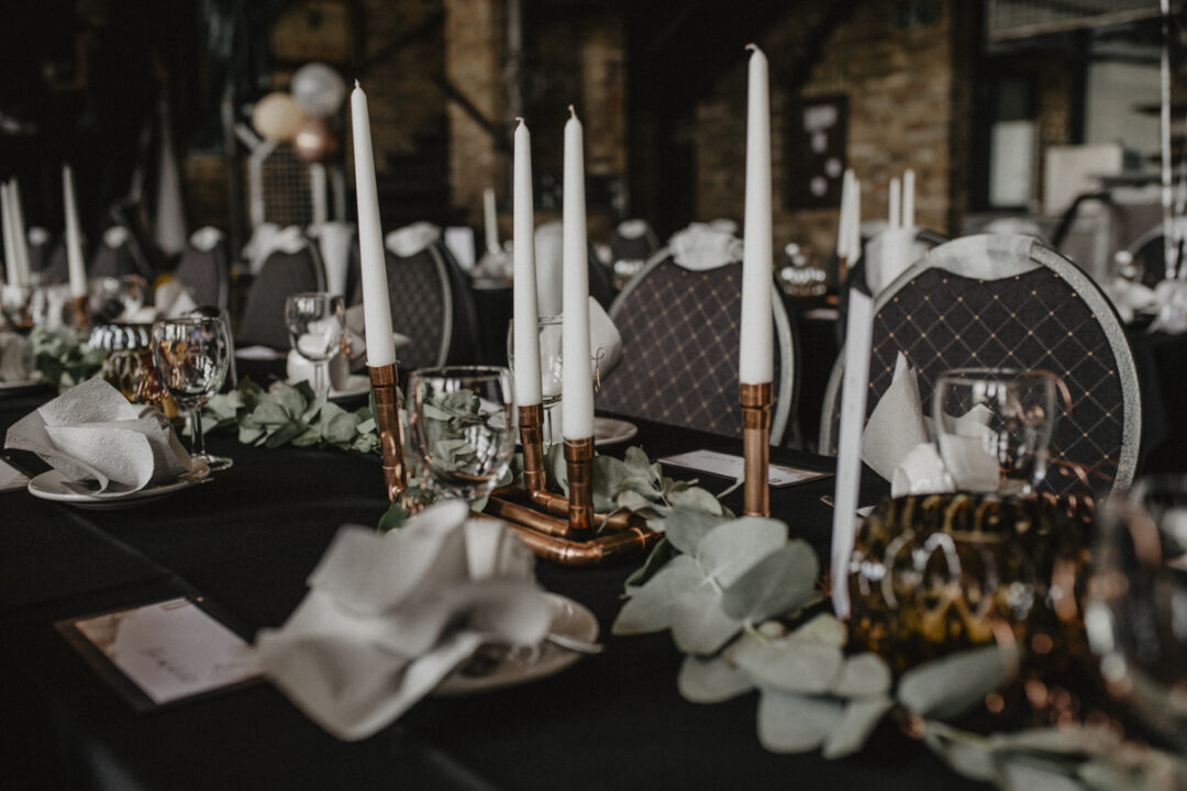 Festlich gedeckter Tisch mit Kerzen im Industrial-Stil – freie Trauung im Sauerland