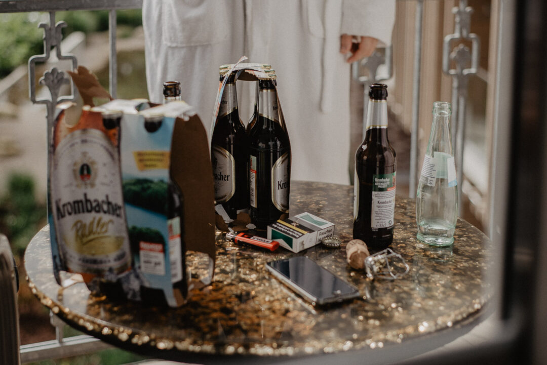 Bierflaschen und Zigaretten auf Balkontisch im Hotel Seegarten