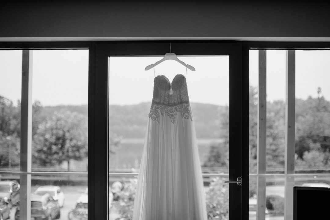 Brautkleid hängt am Fenster mit Blick auf den Sorpesee