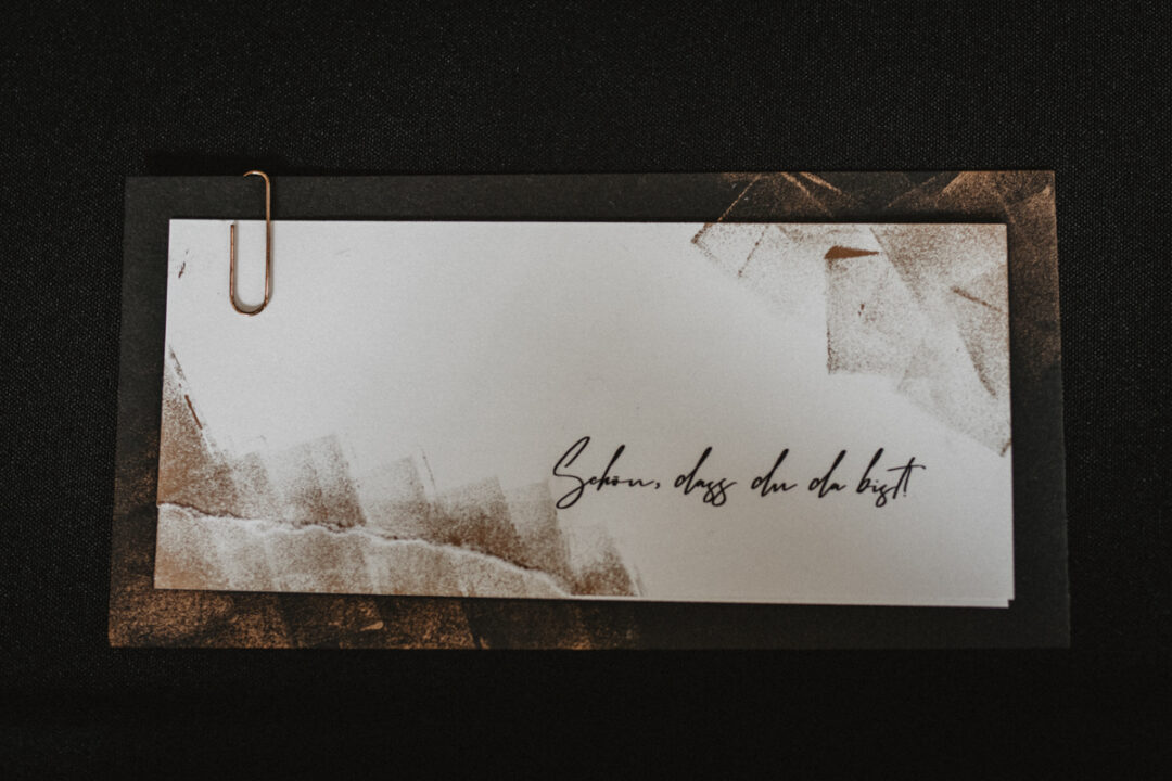 Hochzeitspapeterie mit handgeschriebener Karte „Schön, dass du da bist“