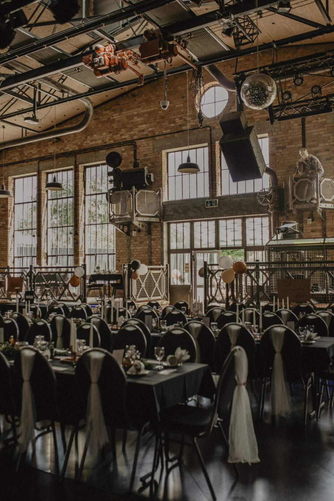 Hochzeitslocation Kraftwerk Relax im industriellen Design mit Fensterfront