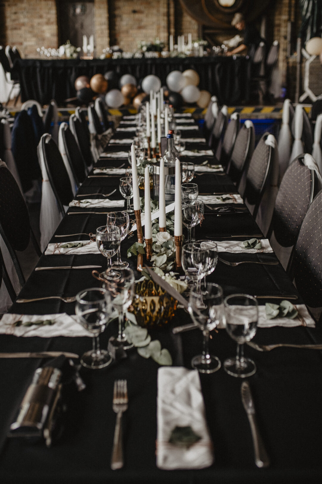 Hochzeitstafel mit Eukalyptus und Kerzen – Industrial-Stil im Kraftwerk Relax