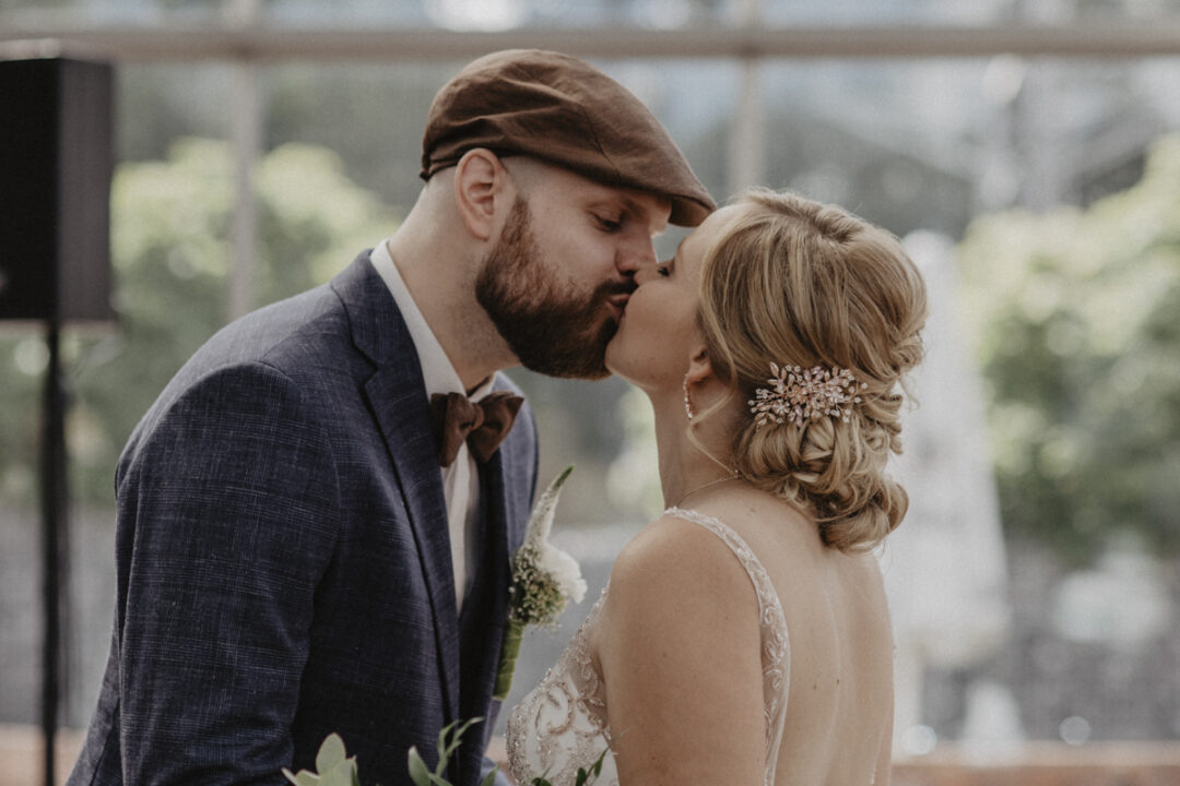 Bräutigam küsst Braut während der freien Trauung – inniger Moment voller Liebe