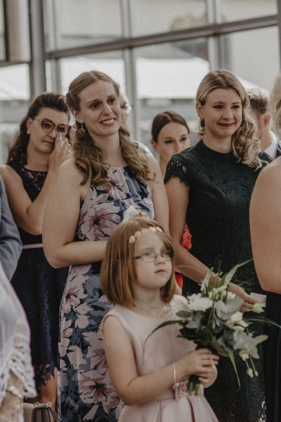 Gäste der freien Trauung reagieren gerührt – Freudentränen und Emotionen