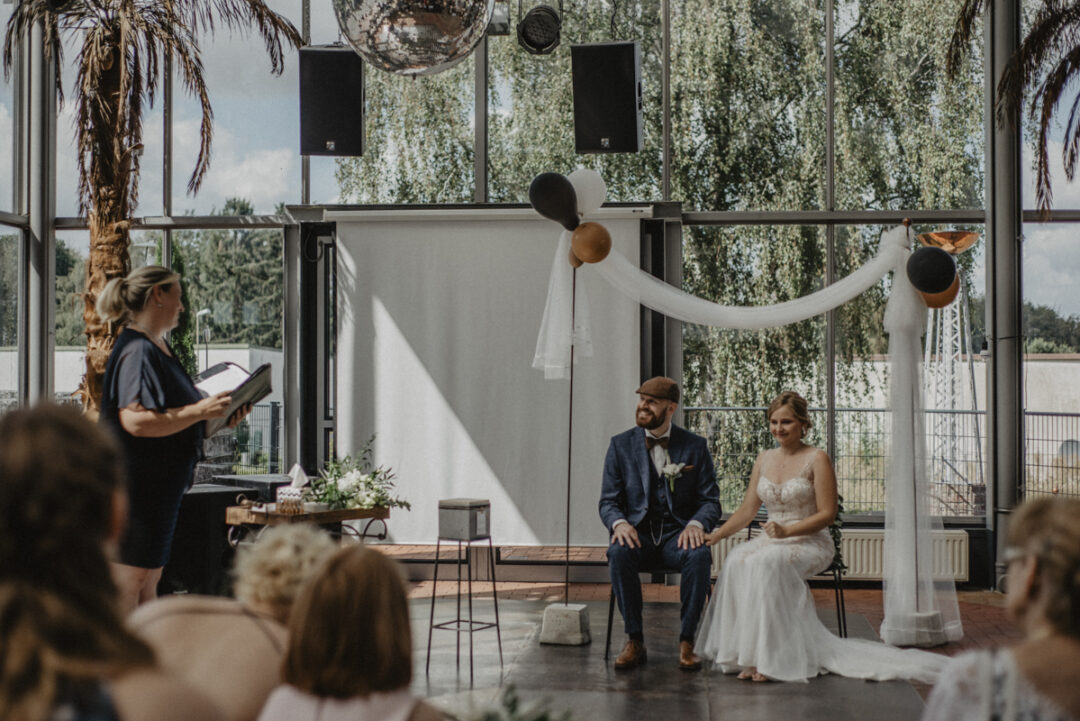 Freie Rednerin spricht zum Brautpaar während der Trauung im Kraftwerk Relax