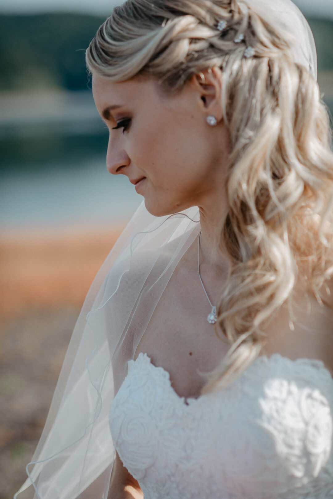 Verträumter Blick der Braut beim Shooting