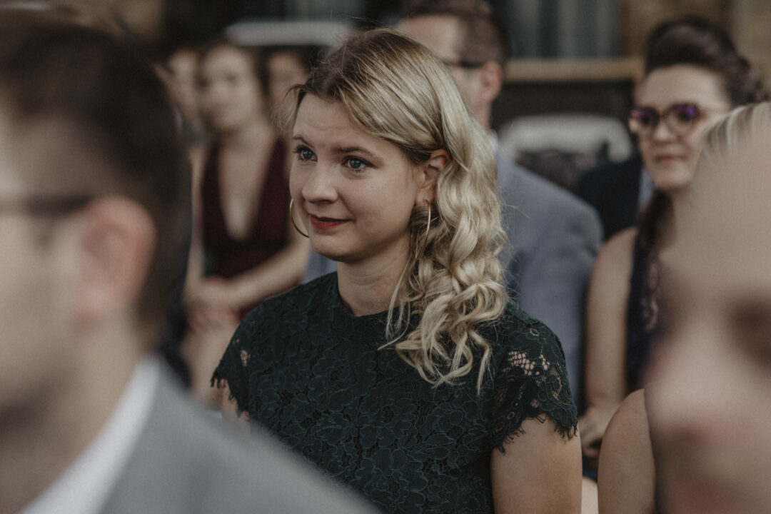 Nahaufnahme einer weiblichen Gästin, die gerührt lächelt