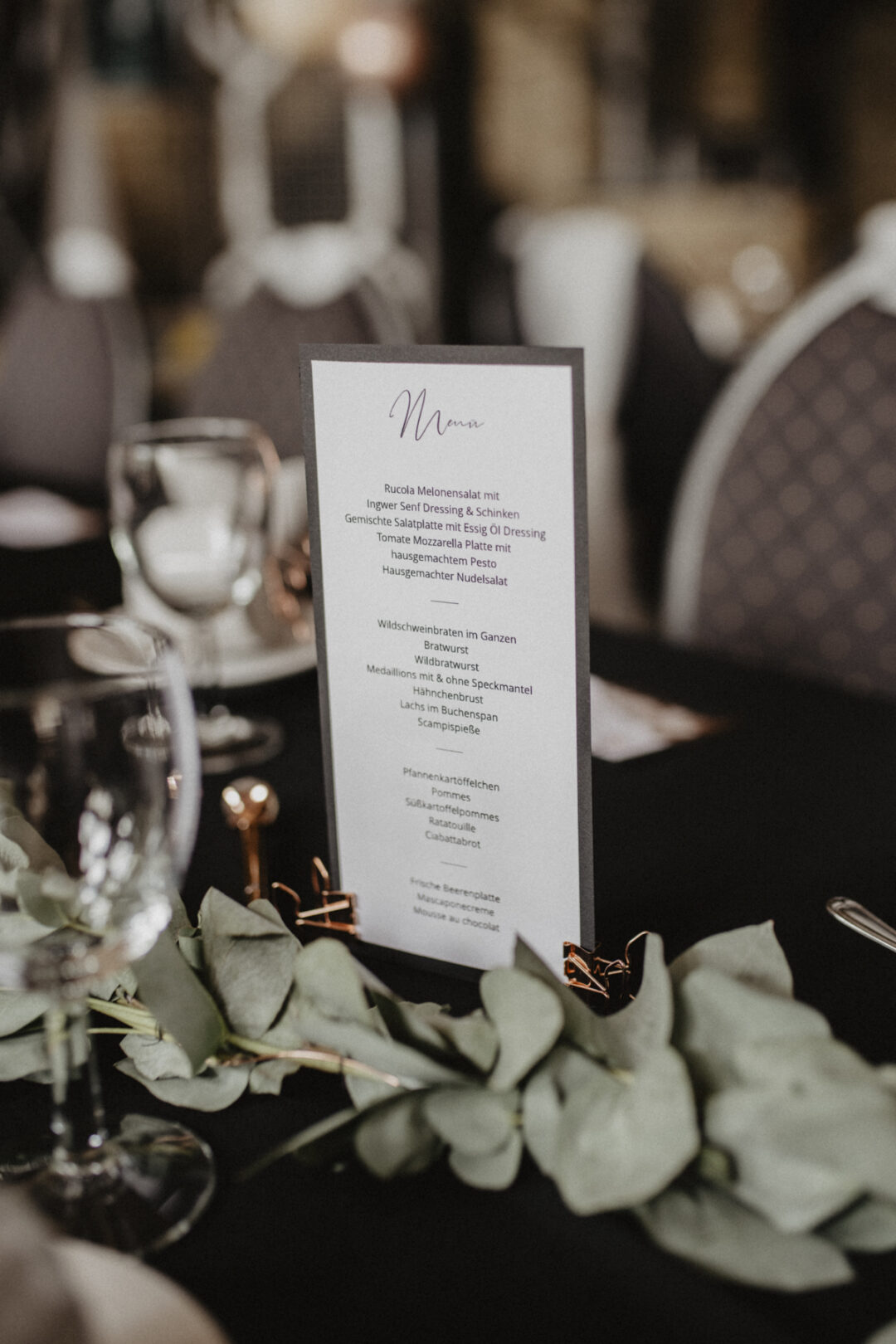 Menükarte einer Hochzeit mit Eukalyptus-Deko im Industrial-Ambiente