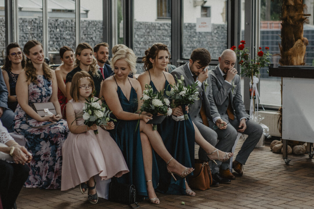 Gäste der freien Trauung sitzen gerührt in der Location Kraftwerk Relax