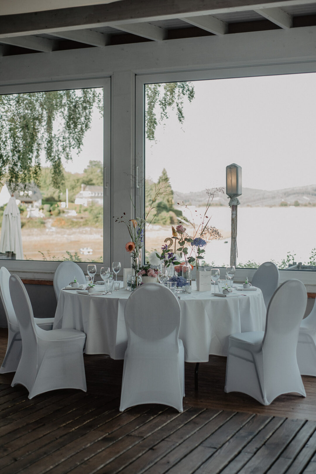 Hochzeitstisch mit Blick auf den Sorpesee
