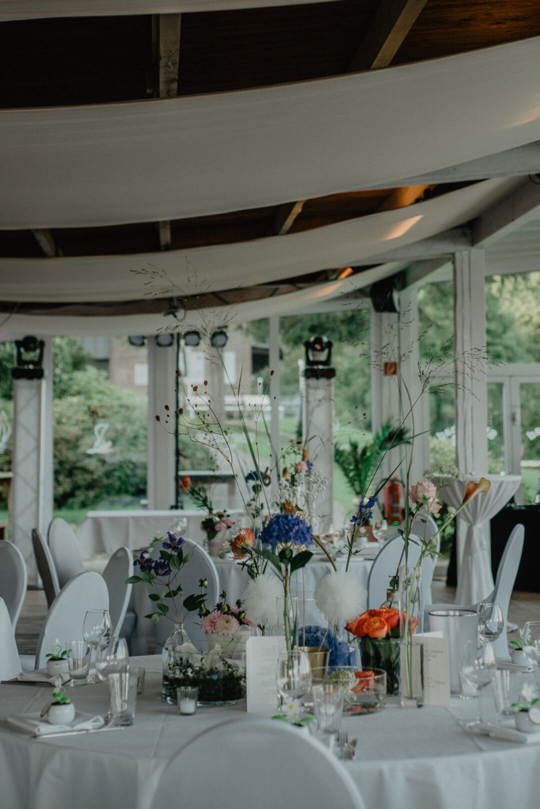 Festlich gedeckte Hochzeitstische mit Blumenschmuck