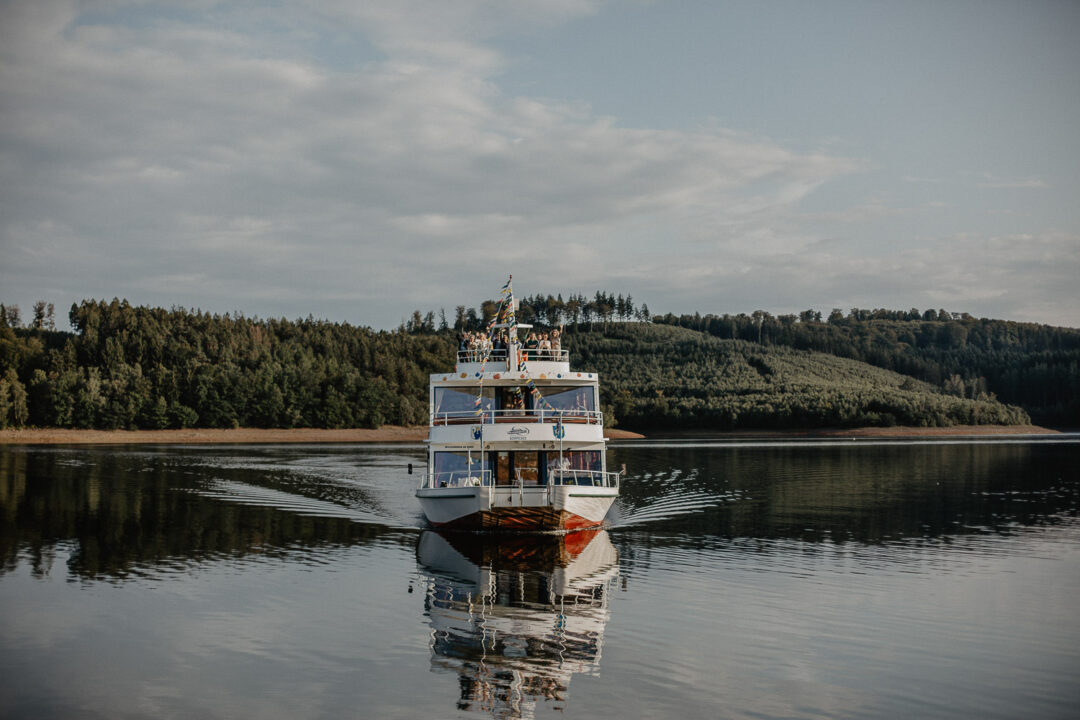Hochzeitsschiff auf dem Sorpesee steuert auf das Ufer zu