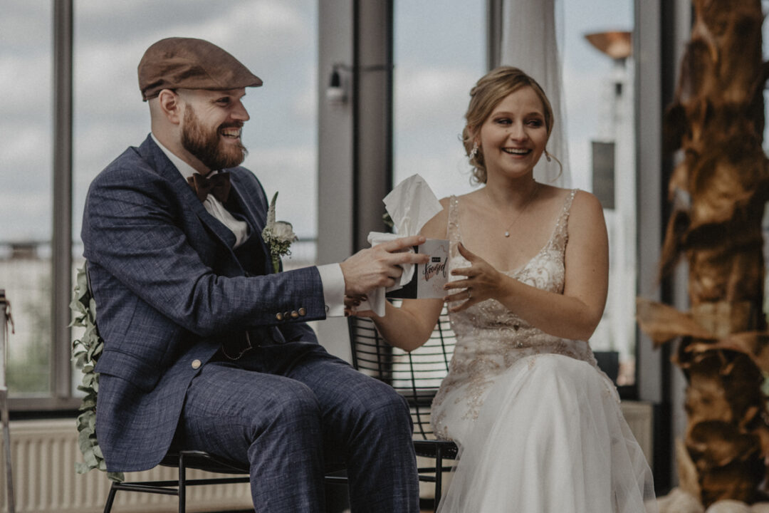 Braut und Bräutigam teilen sich eine Taschentuchbox – ein liebevoller, humorvoller Moment