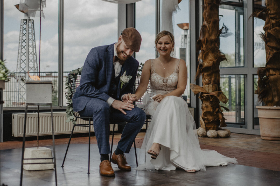 Braut und Bräutigam lachen während der Trauung – Leichtigkeit und Liebe bei der freien Zeremonie