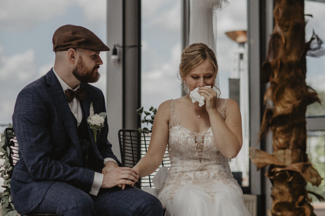Die Braut kämpft mit Tränen der Rührung – ein zutiefst emotionaler Moment der Trauung