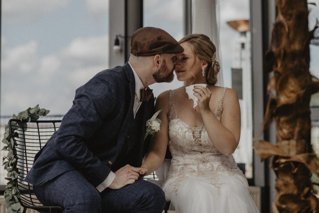 Braut und Bräutigam berühren sich zärtlich Nase an Nase – liebevoller Augenblick während der Zeremonie