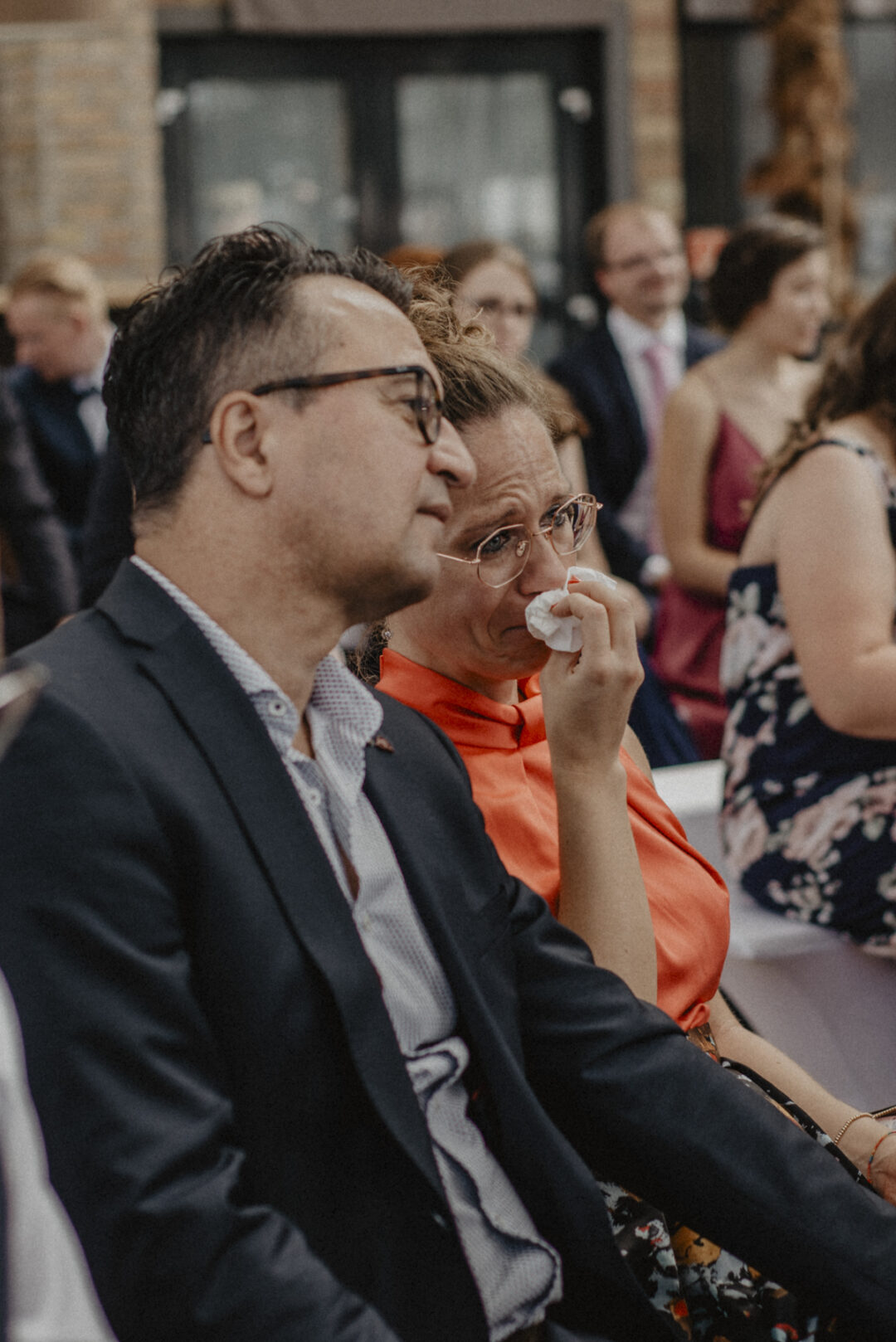 Gäste zeigen sich tief bewegt und wischen Tränen – emotionale Stimmung bei der freien Trauung