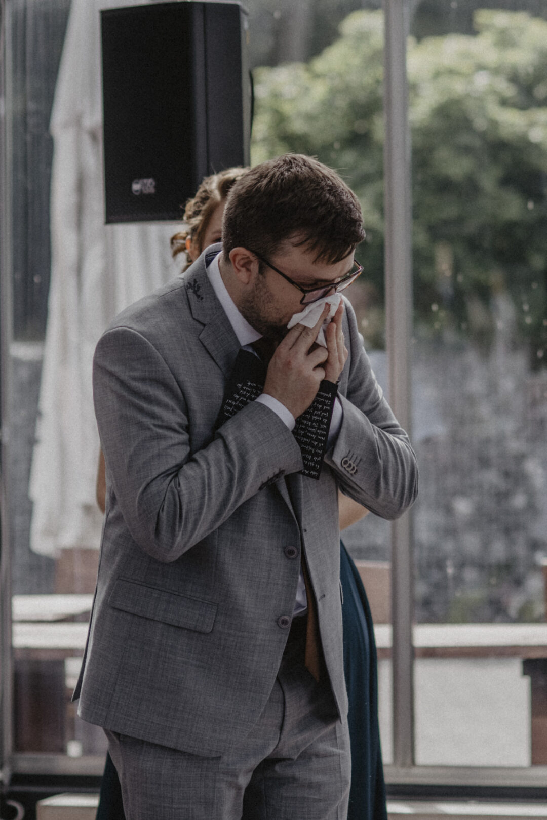 Trauzeuge ist tief berührt und wischt sich Tränen aus dem Gesicht – bewegender Moment der Trauung