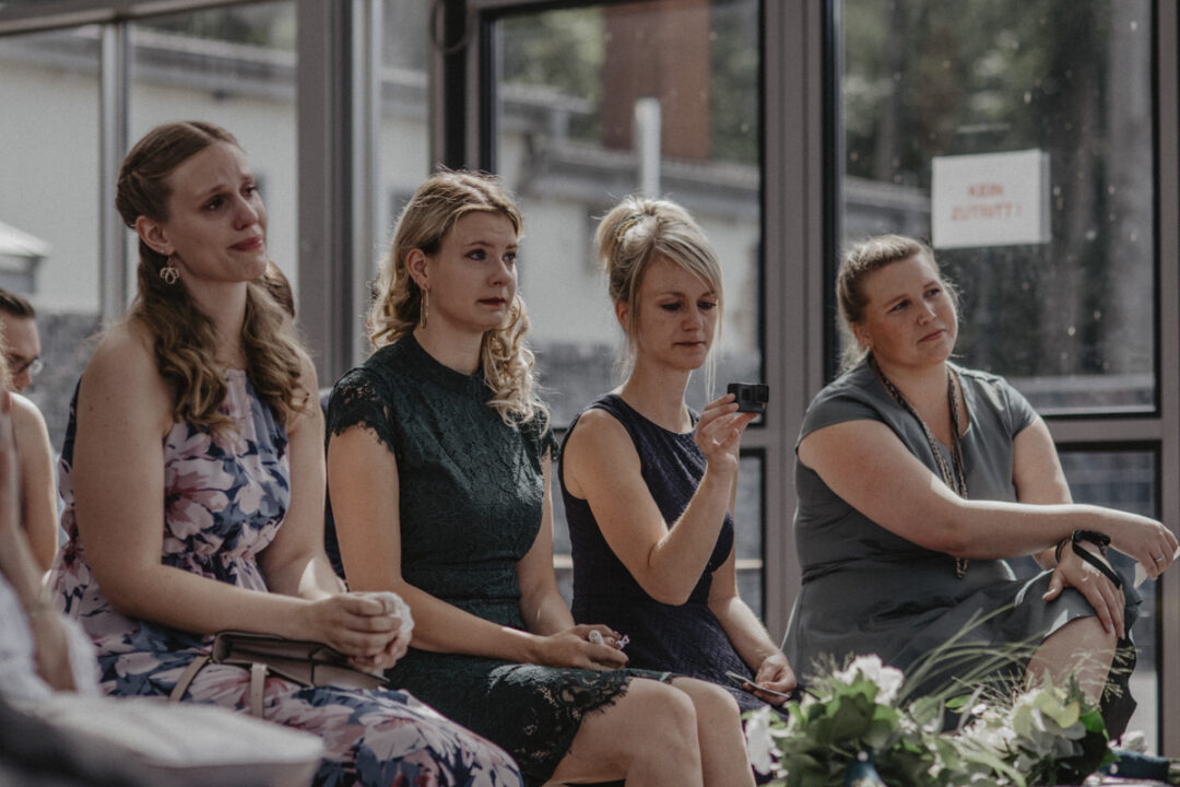 Gäste in der ersten Reihe erleben die Trauung voller Emotionen – von Rührung bis Konzentration