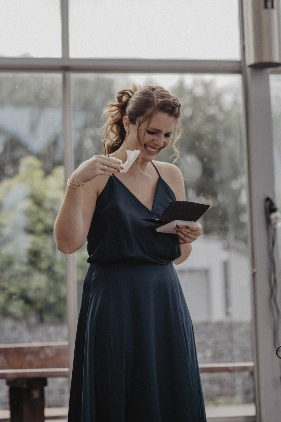 Die Trauzeugin hält eine emotionale Rede während der freien Trauung im Kraftwerk Relax – mit Taschentuch und Tränen.