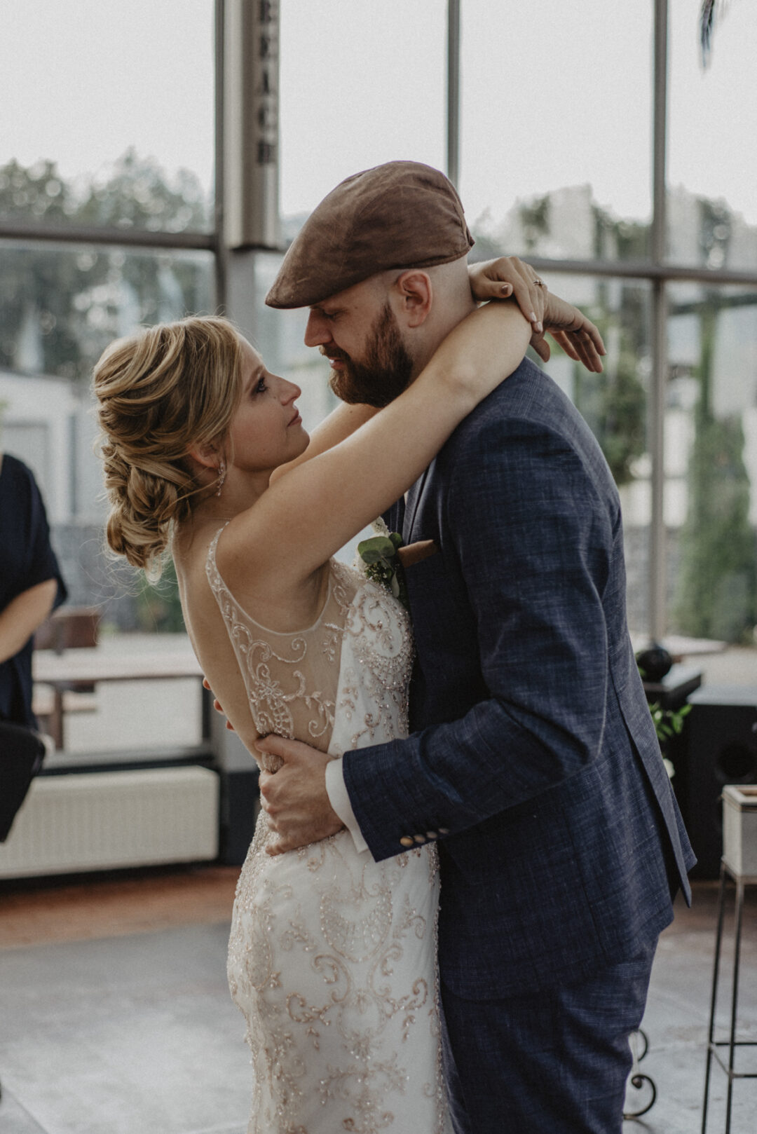 Braut und Bräutigam fallen sich nach dem Ja-Wort in die Arme – ein Moment voller Liebe im Kraftwerk Relax.