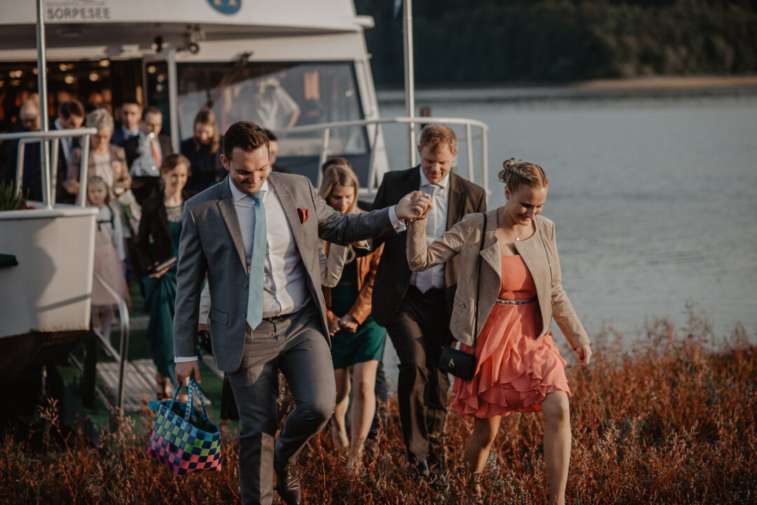 Gäste kommen Hand in Hand vom Schiff