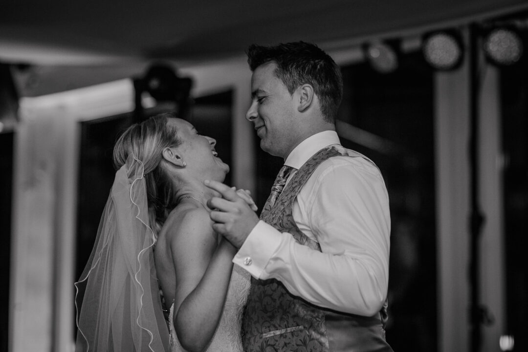 Brautpaar lacht beim Hochzeitstanz