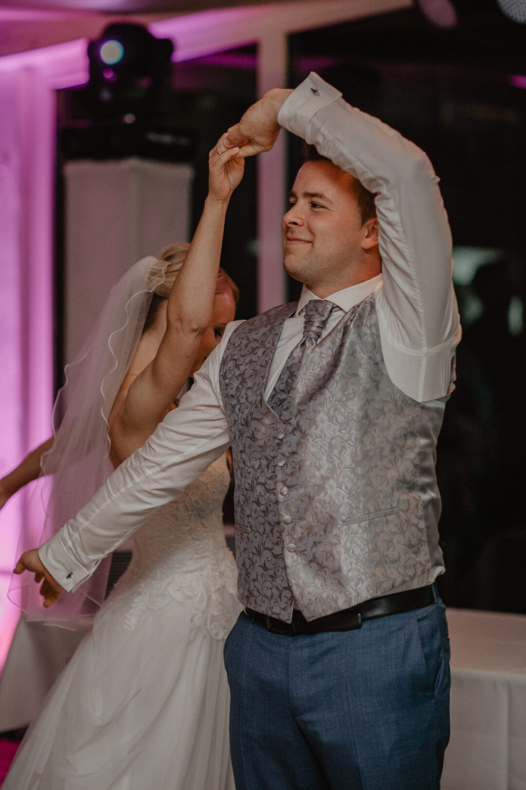 Bräutigam dreht die Braut beim Hochzeitstanz