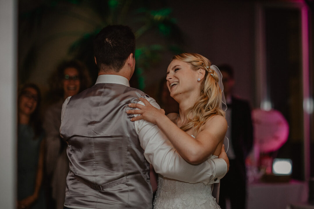 Braut lacht beim Hochzeitstanz