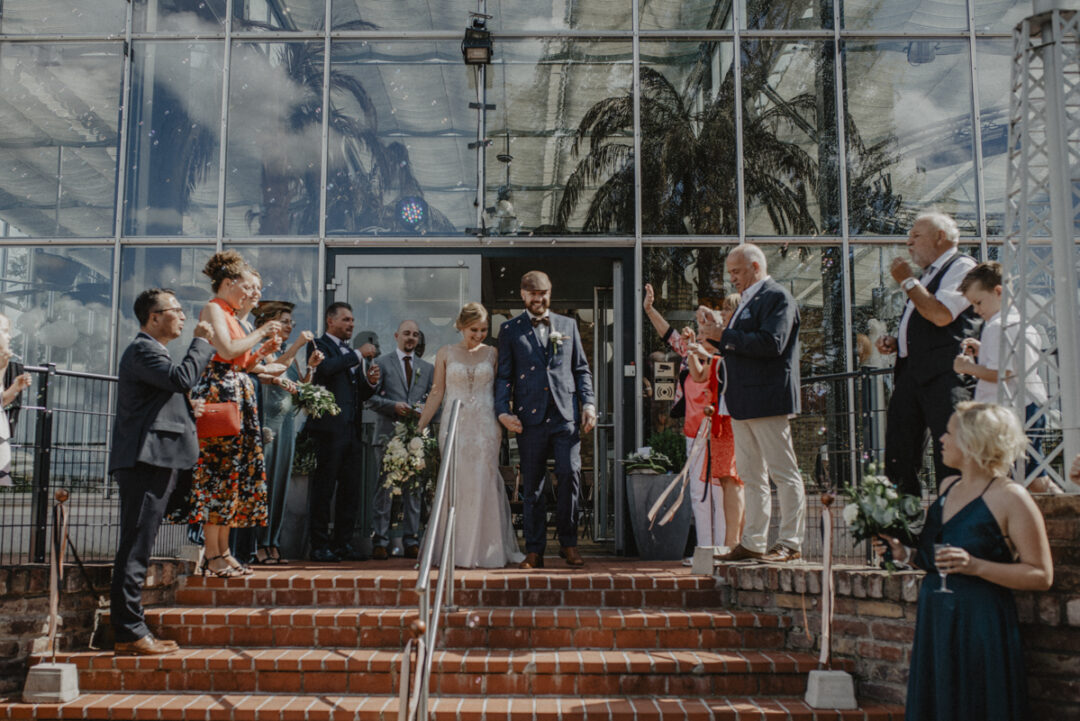 Das Brautpaar verlässt Hand in Hand das Kraftwerk Relax unter dem Jubel der Gäste
