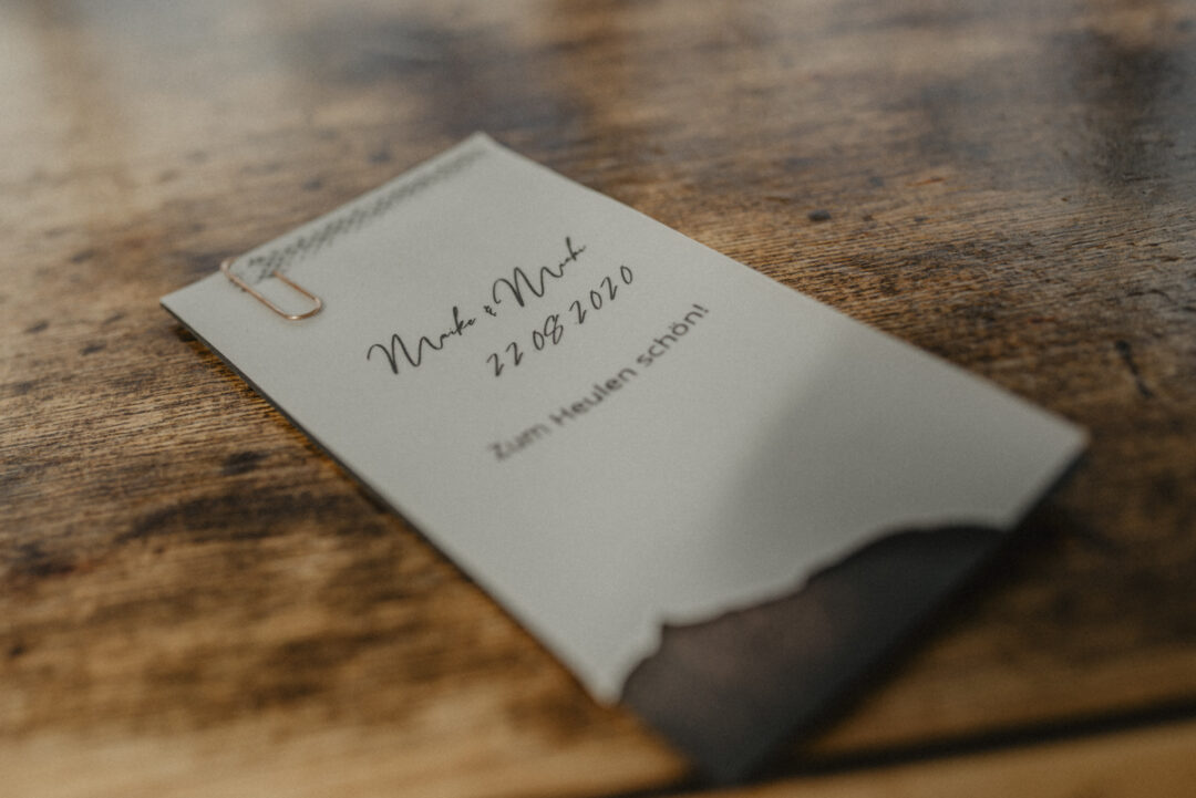 Nahaufnahme des Trauhefts mit Namen des Brautpaars und Datum