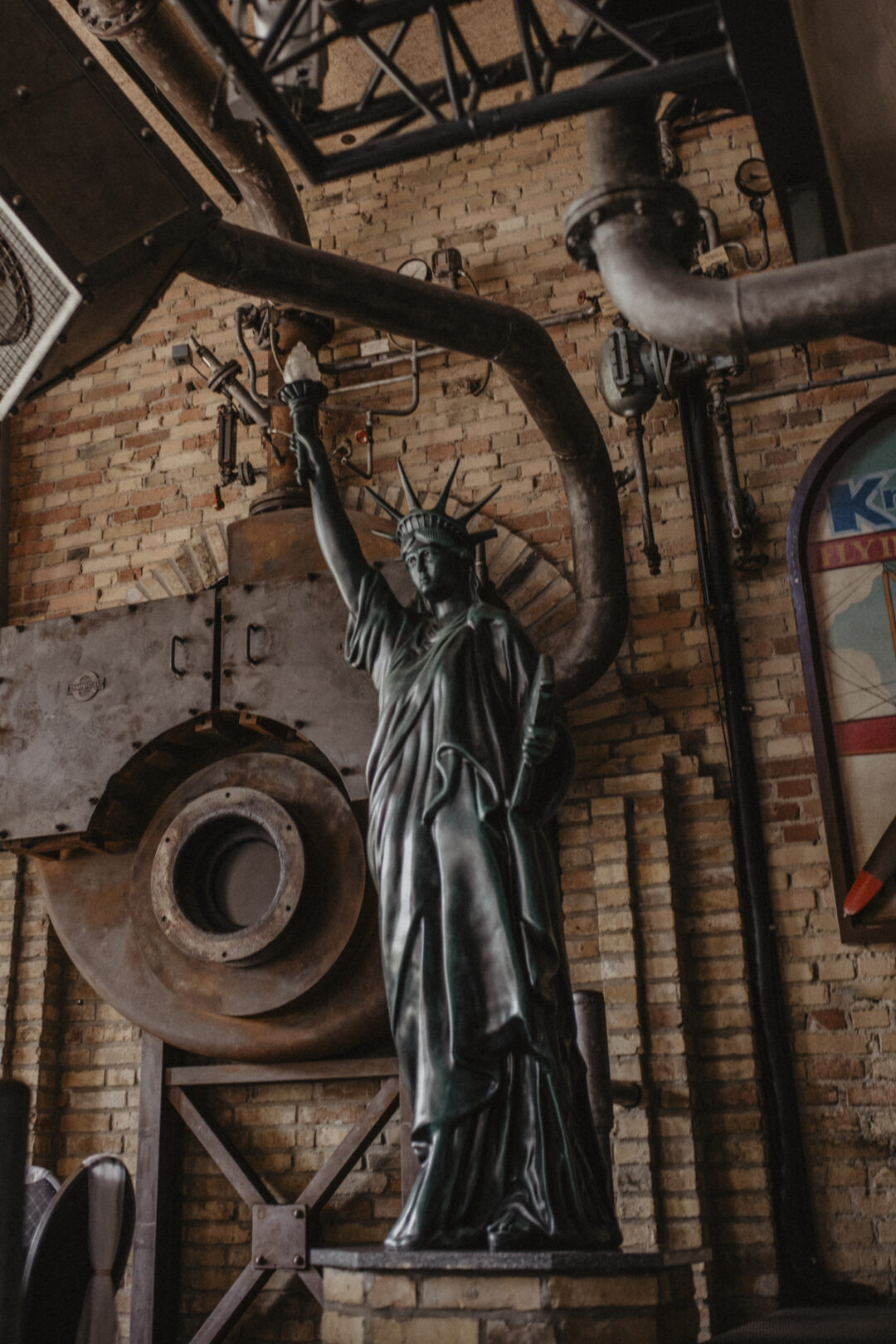 Freiheitsstatue im industriellen Hochzeitssetting – ausgefallene Locationdetails