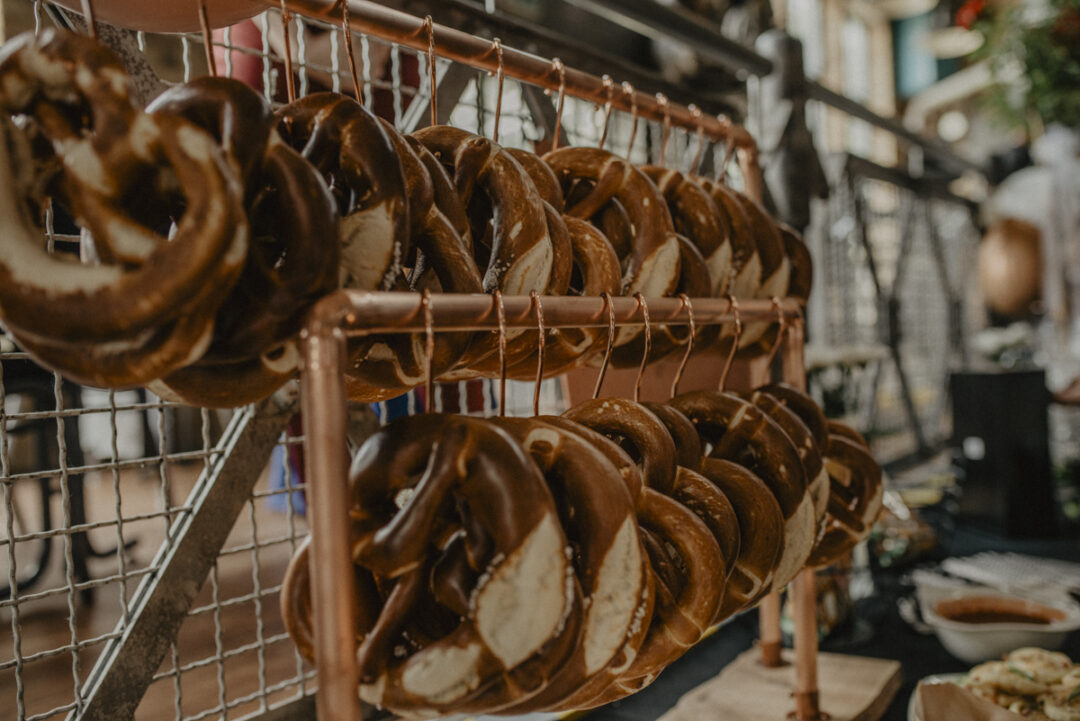 Frische Brezeln auf einem Buffet bei der Hochzeit im Kraftwerk Relax