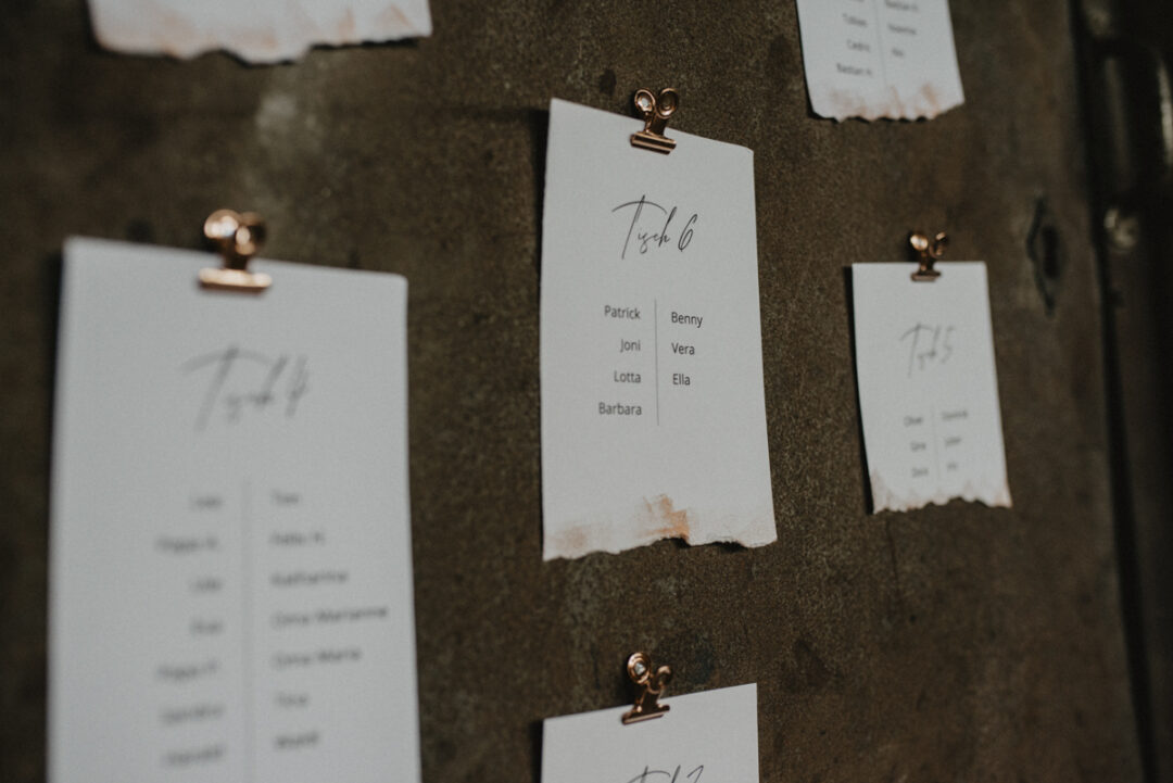 Moderner Tischplan im Industrielook an der Wand befestigt