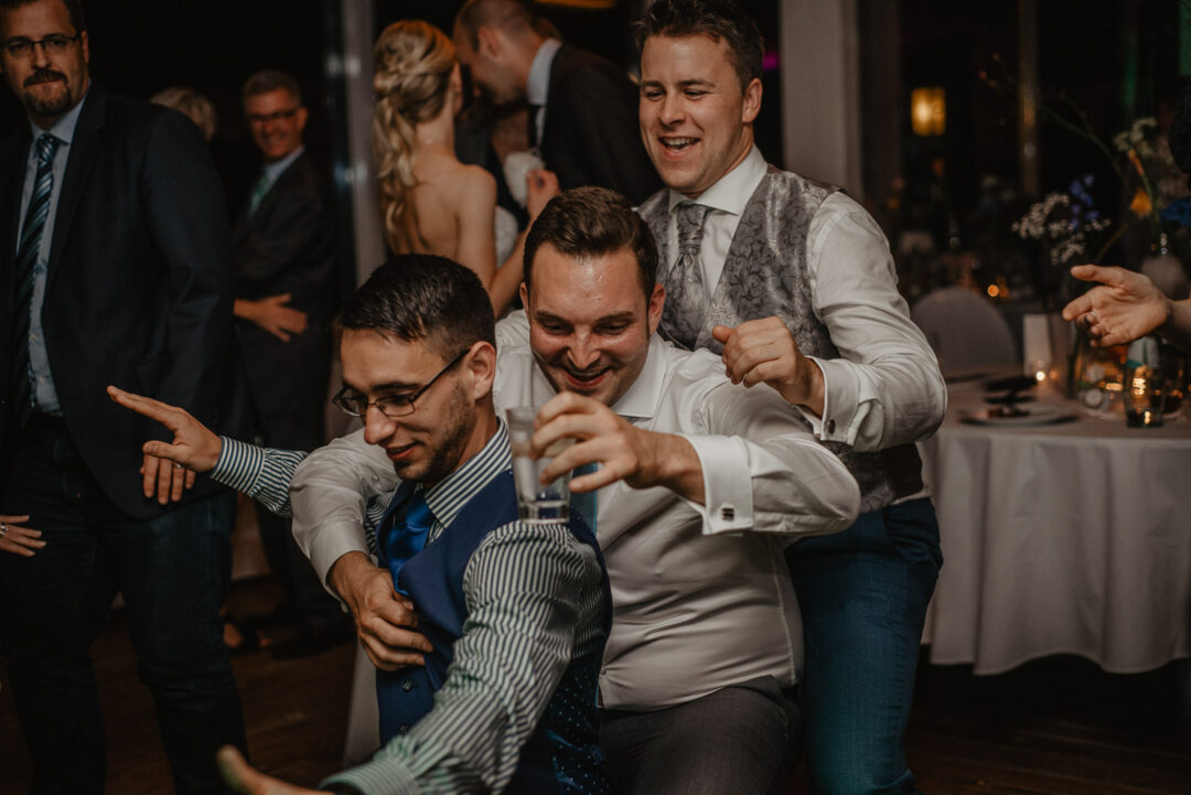 Gäste tanzen ausgelassen bei Hochzeit