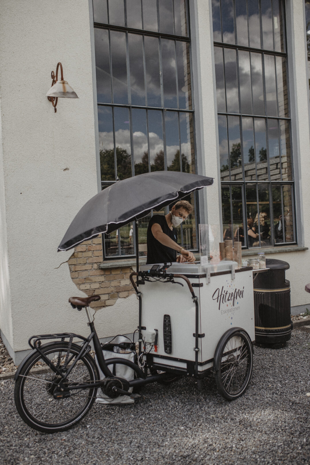 Eiswagen vor der Hochzeitslocation mit Spiegelung im Fenster