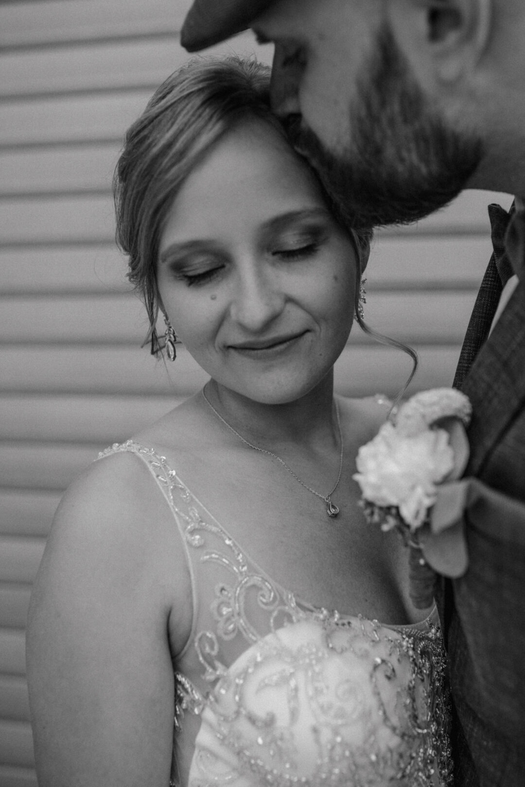 raut mit geschlossenen Augen – inniger Moment während des Paarshootings