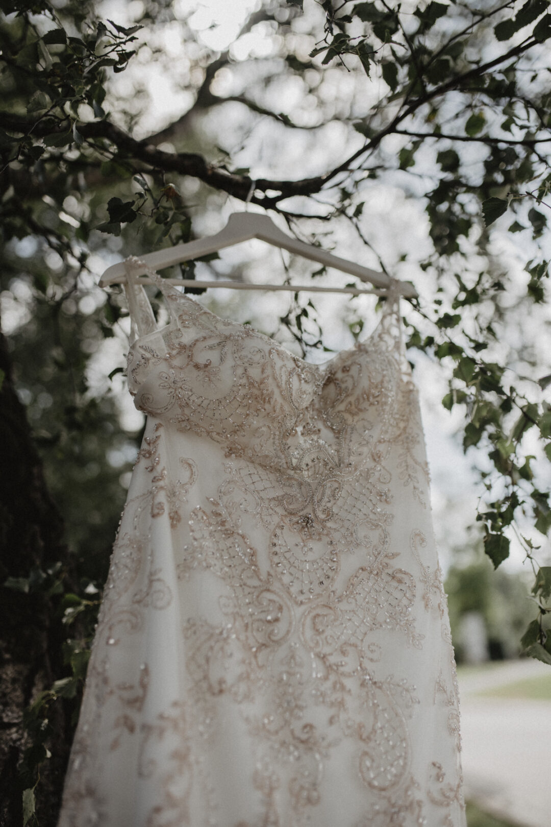 Detailaufnahme Brautkleid mit Perlenstickerei – Vorbereitung für freie Trauung