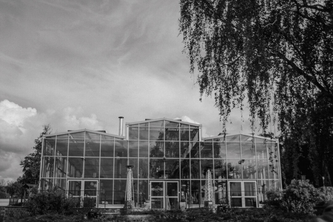 Schwarz-weiß-Bild der Hochzeitslocation mit moderner Glasfassade im Industrie-Look