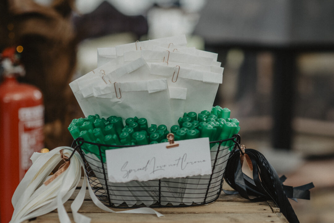 Hochzeitskorb mit Desinfektionssprays – kreative Corona-Deko zur freien Trauung