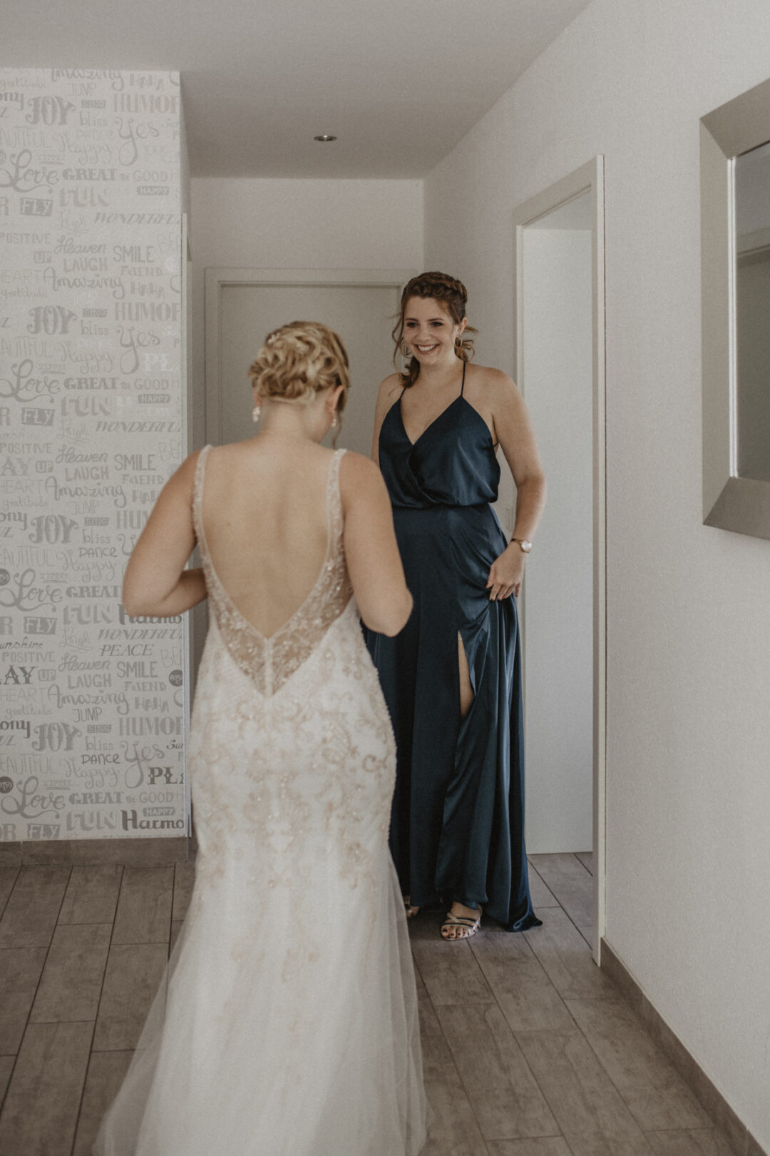 Braut und Brautjungfer beim Getting Ready – entspannte Hochzeitsmomente im Sauerland