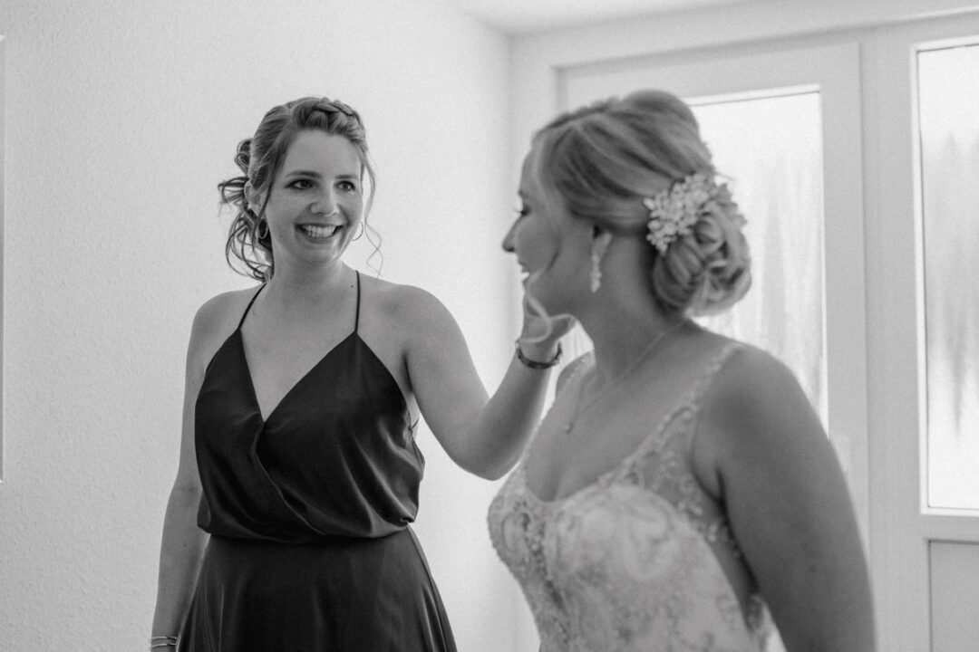 Inniger Moment zwischen Braut und Freundin – Getting Ready mit Gefühl