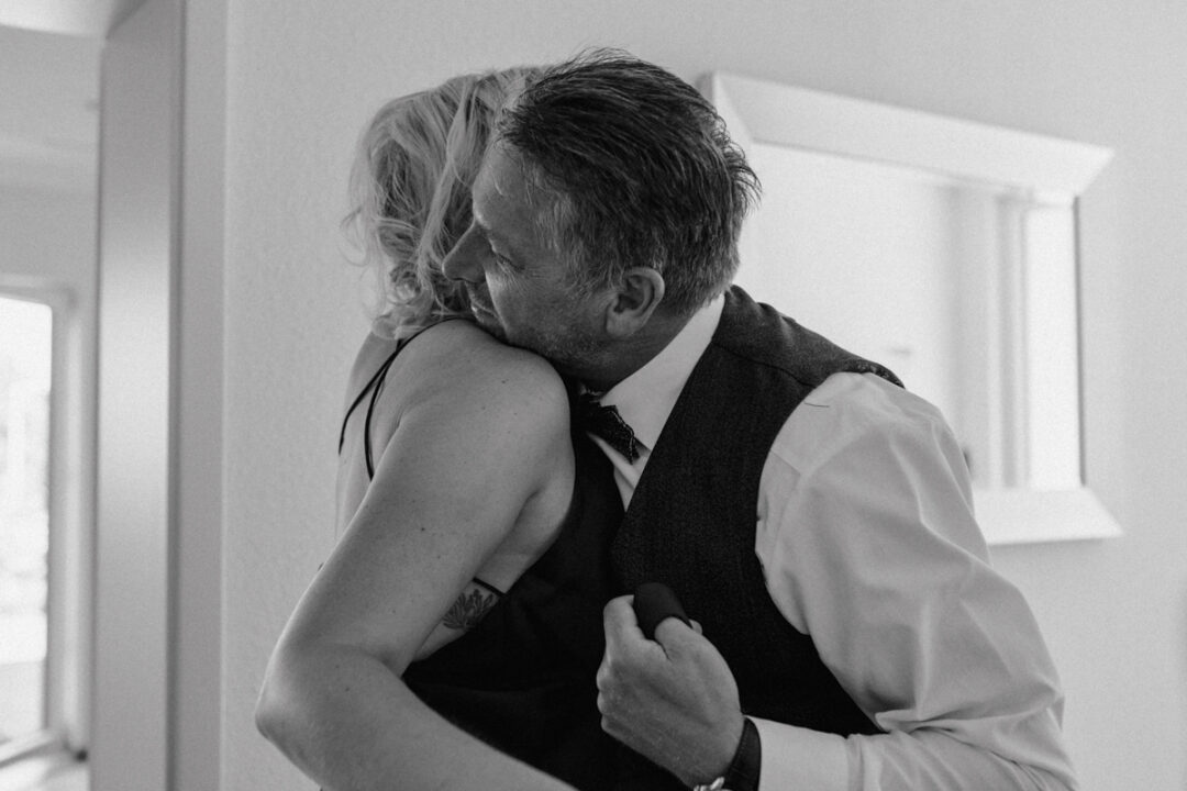 Vater umarmt Tochter liebevoll – familiäre Verbundenheit am Hochzeitstag