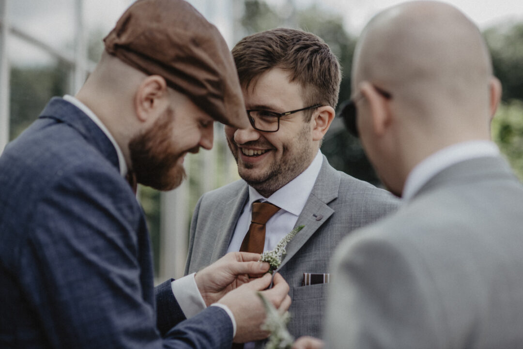 Bräutigam wird von Freunden fürs Getting Ready vorbereitet – emotionale Momente vor der Trauung
