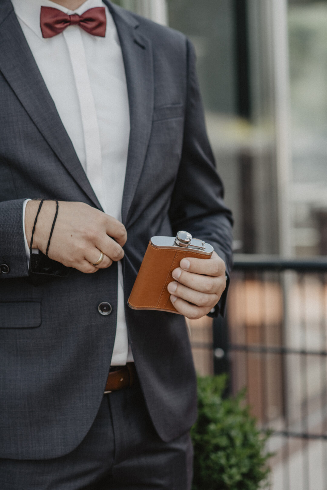 Flachmann als stilvolles Accessoire – Hochzeitsdetails des Bräutigams