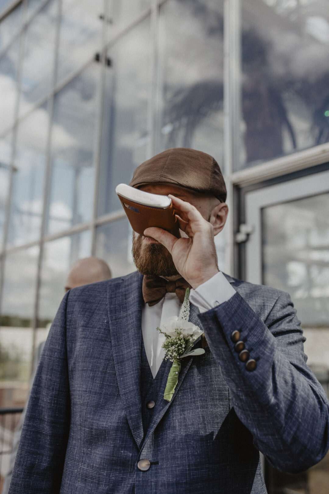 Bräutigam trinkt mit Stil aus Flachmann – entspannter Hochzeitsmoment