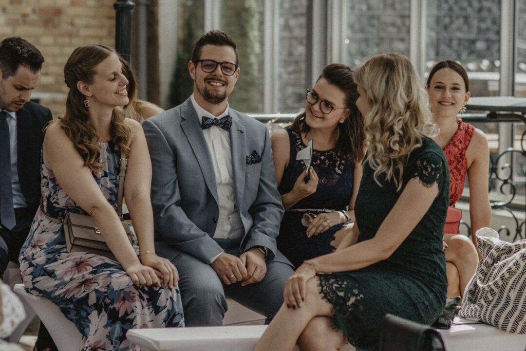 Gäste treffen zur Trauung ein – stilvolle Mode und entspannte Stimmung