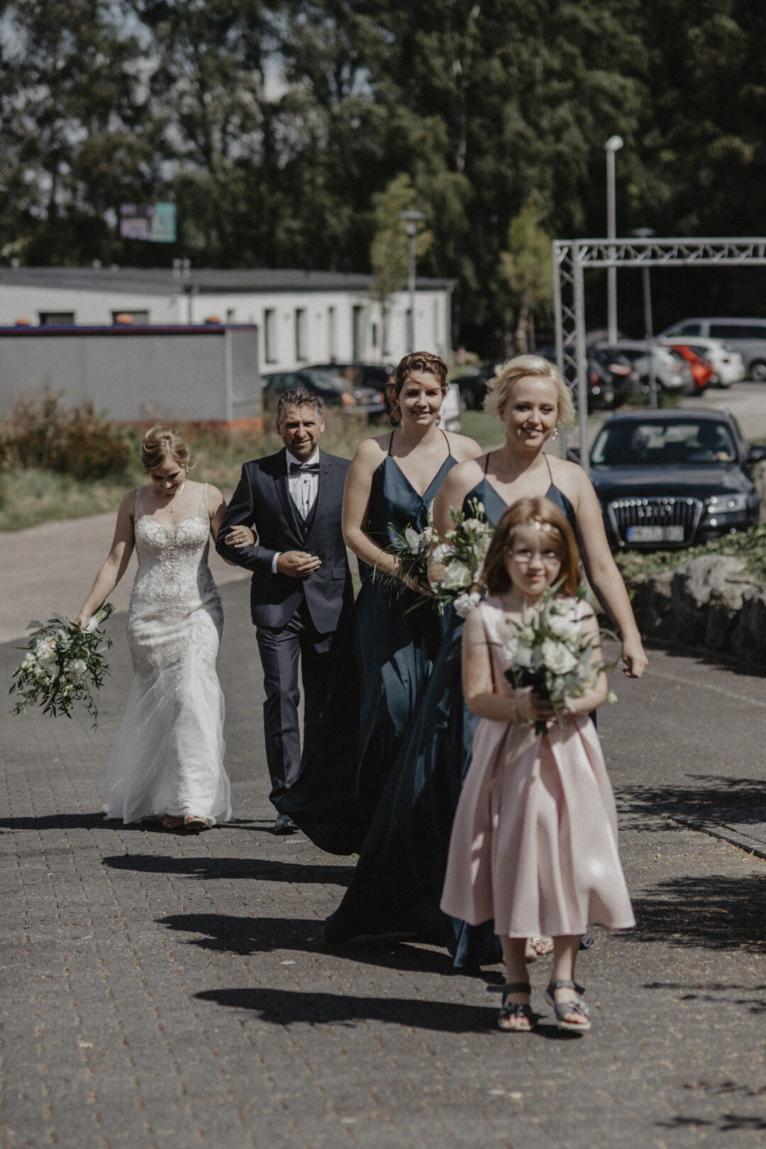 Braut zieht mit Familie und Brautjungfern ein – festlicher Moment