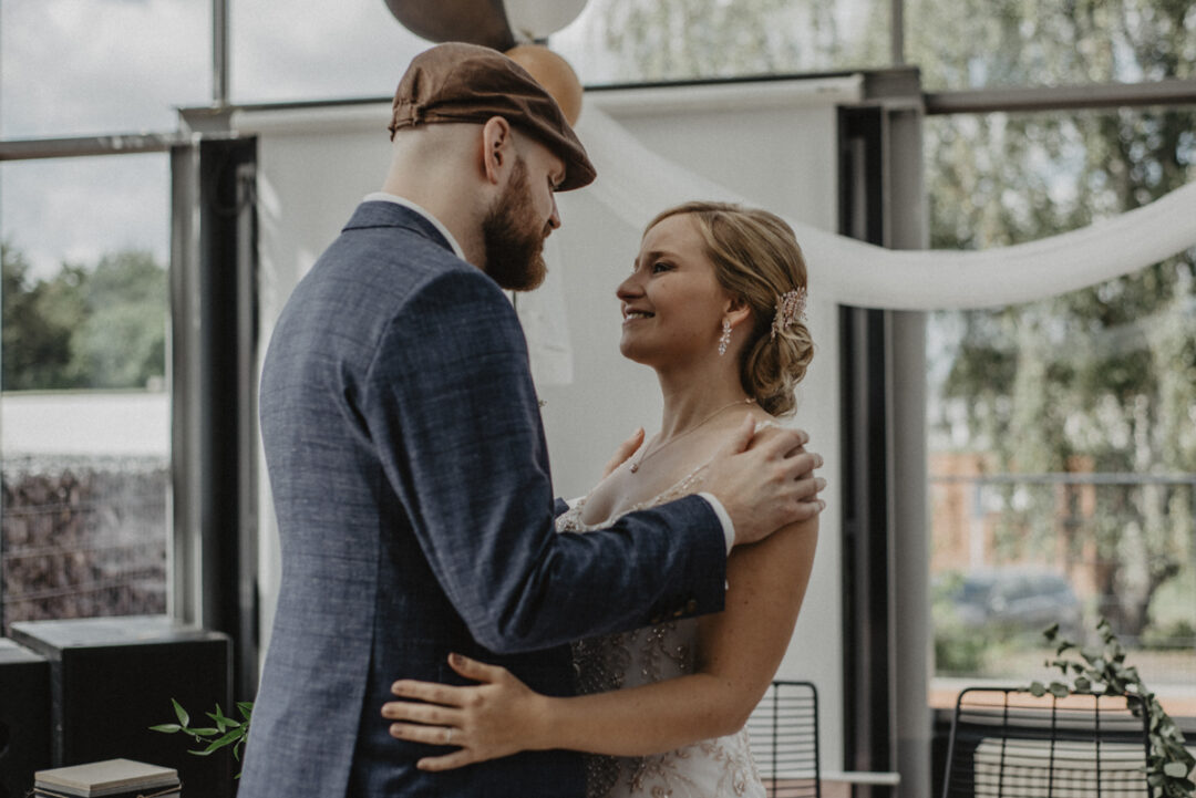 Intensiver Blickkontakt zwischen Braut und Bräutigam – tiefe Verbindung spürbar