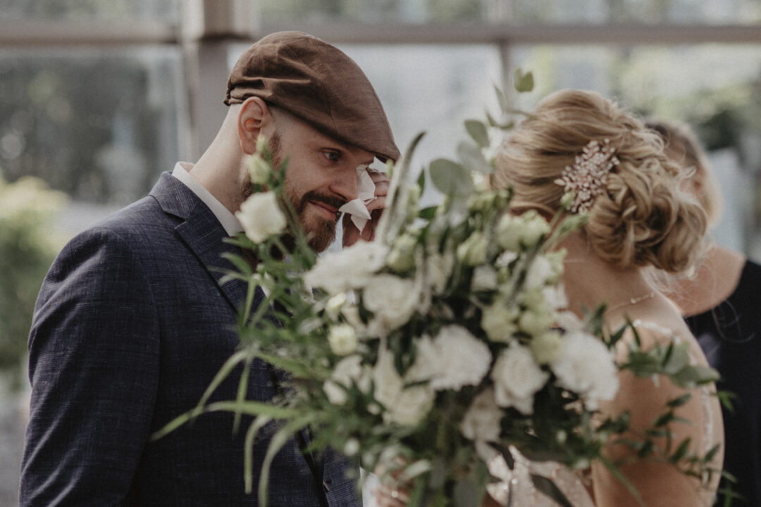 Bräutigam wischt sich Träne ab – bewegender Moment der freien Trauung